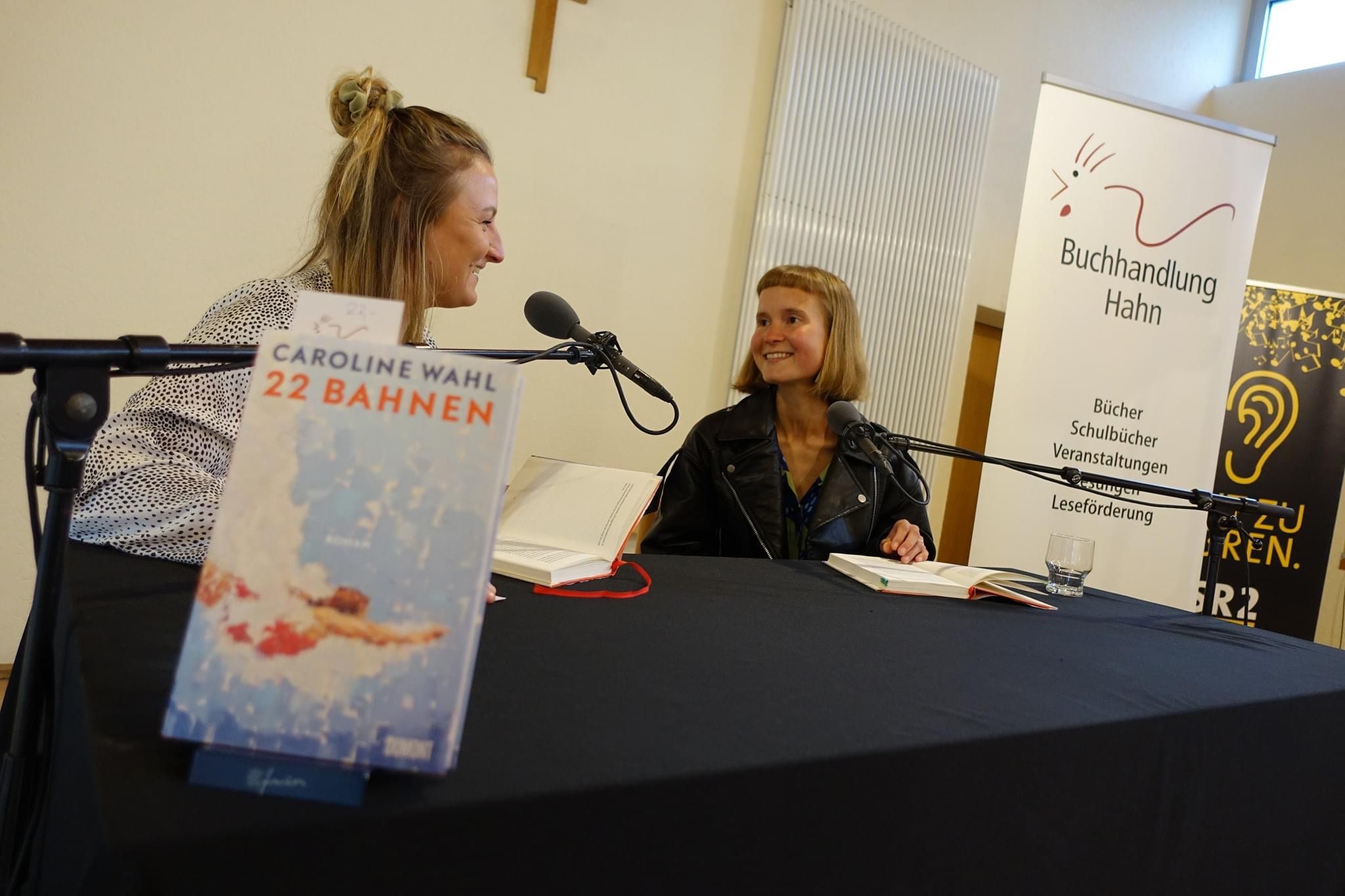 Caroline Wahl mit Moderatorin Sally-Charell Delin, SR 2, stellte im Theobald-Hock-Haus ihr