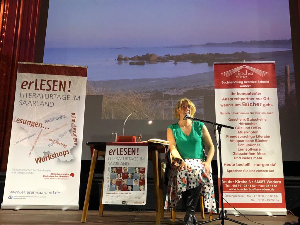 Die wunderbare Nina George performte großartig in Wadern, auf Einladung der Bücherhütte