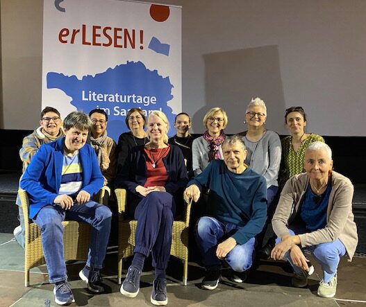 Isabel Bogdan in den ausverkauften Lichtspielen Wadern mit Orgateam, Kolleg:innen und Mitarbeiterinnen