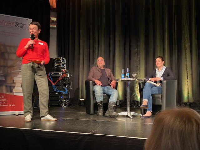 Arno Frank las in der Stummschen Reithalle in Neunkirchen, moderiert von Tilla