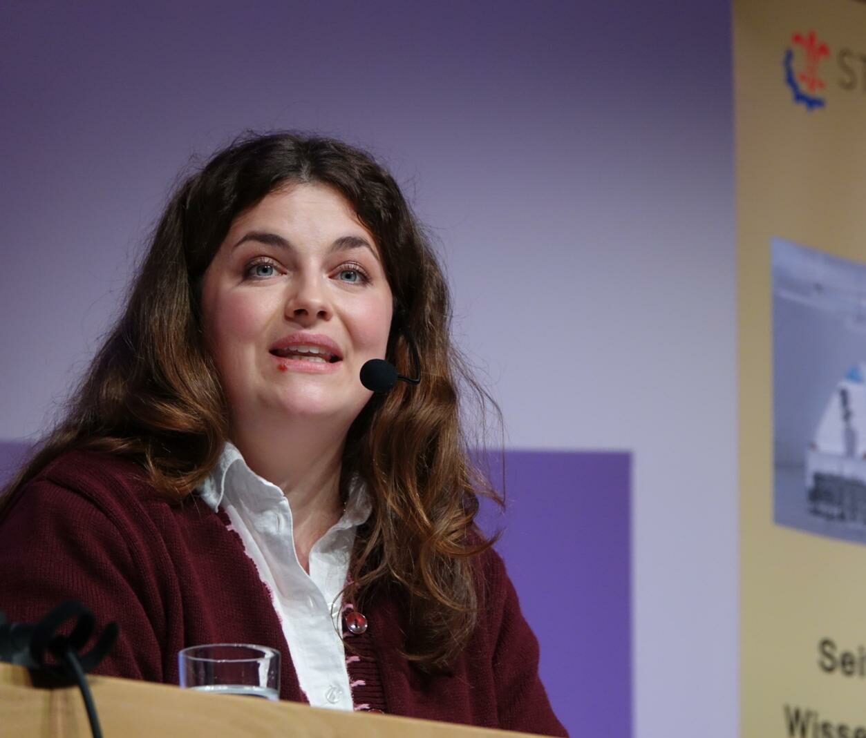 Ronja Forcher, bekannt aus dem "Bergdoktor" als Schauspielerin, Debüt-Autorin eines autobiographischen Titels,